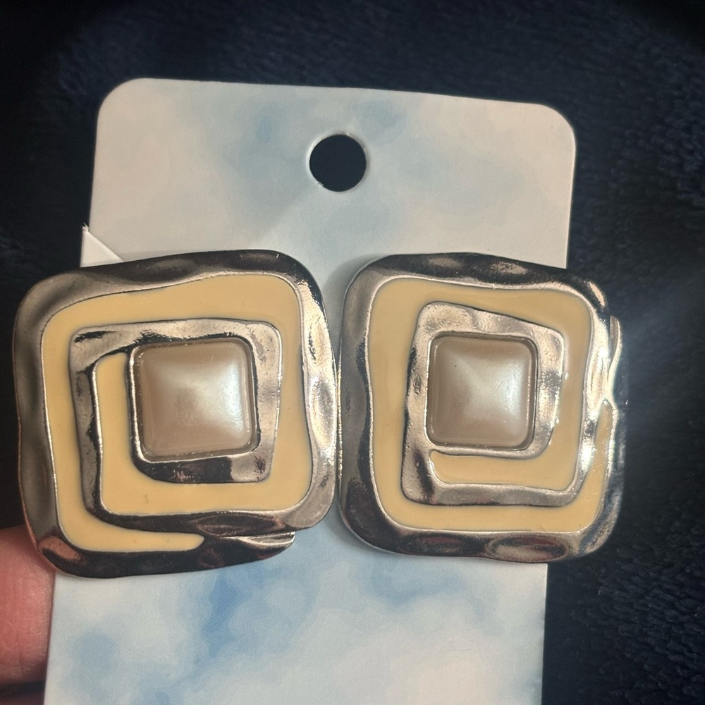 Vintage Tones of White Cream Enamel gold Tone Earrings w Pearl